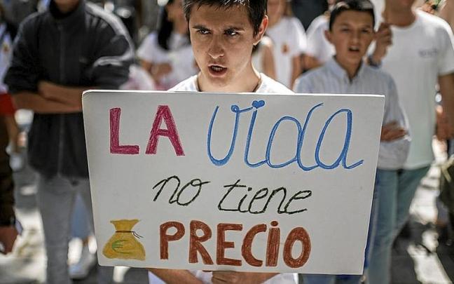 Un joven sostiene una pancarta en contra de la reforma del aborto en Madrid. | FOTO: E.P.