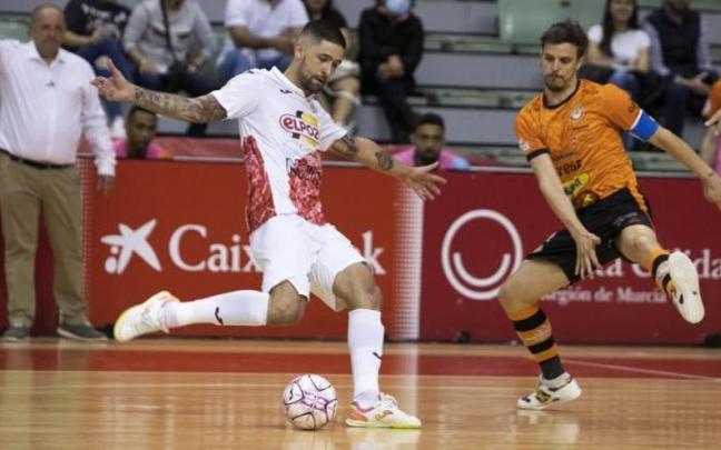 El capitán David García tapona un disparo de un contrario. | FOTO: CEDIDA