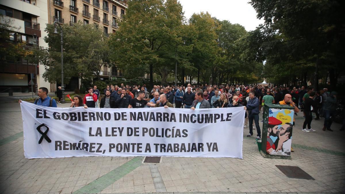 Concentración de policías forales frente al Parlamento de Navarra.