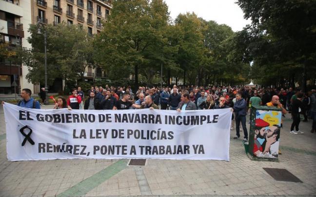 Concentraci&oacute;n de polic&iacute;as forales frente al Parlamento de Navarra.