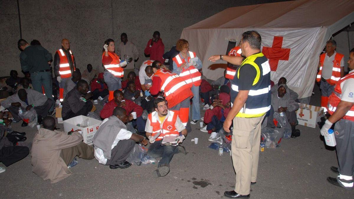 Miembros de la cruz roja y la guardia civil, asisten a cincuenta y siete inmigrantes que llegaban a la costa española, dos de ellos menores de edad.