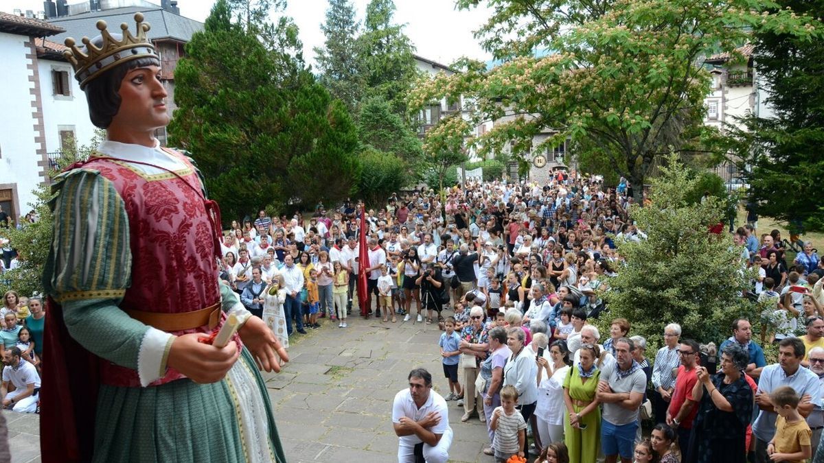 El Rey Católico, Fernando, bailando el Vals Elizondo a la puerta de la iglesia parroquial de Santiago, bajo la atenta mirada de la multitud congregada las la misa.