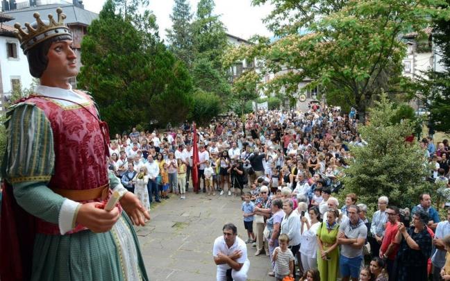 El Rey Católico, Fernando, bailando el Vals Elizondo a la puerta de la iglesia parroquial de Santiago, bajo la atenta mirada de la multitud congregada las la misa.