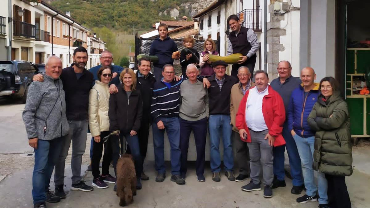 Voluntarios de la ‘Operación Patata’ con jubilados del Club Donibane en la parada de Uharte Arakil.