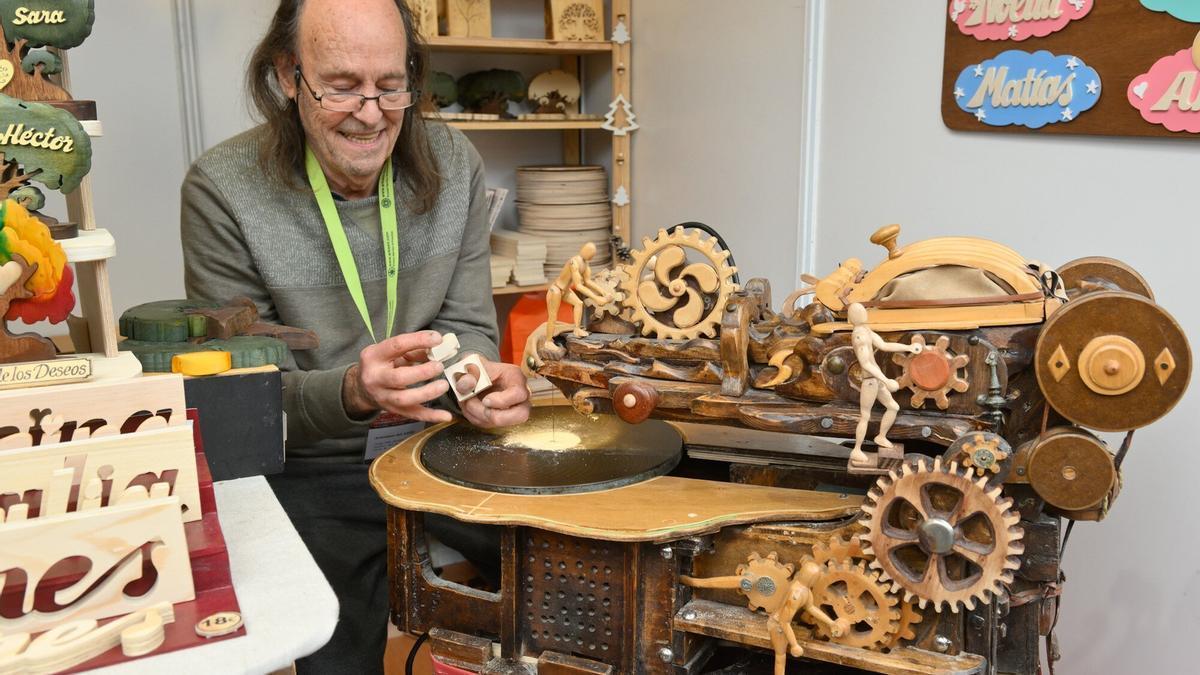 Emilio Gambero trabaja la madera con una llamativa sierra en su puesto ‘Artesanos del Altillo’.