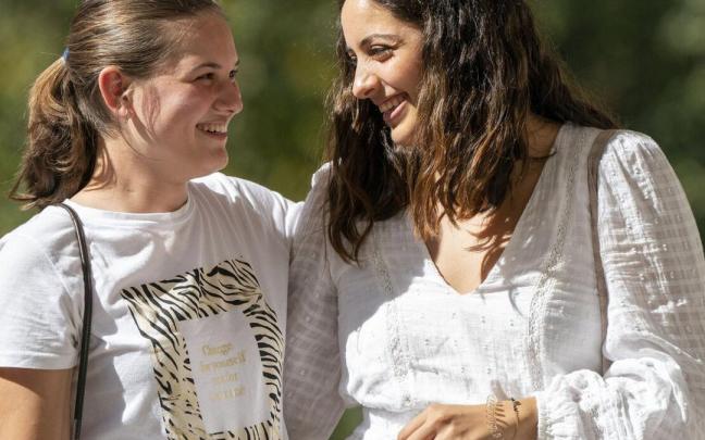 Eijer y garazi charlan en el exterior de la sede de Aspanogi en Txara I