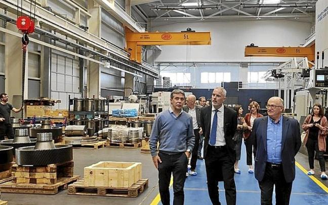 Erakundeetako ordezkariak Azkoitiko Xubi enpresan. | ARGAZKIA: N.G. Erakundeetako ordezkariak Azkoitiko Xubi enpresan. | ARGAZKIA: N.G.