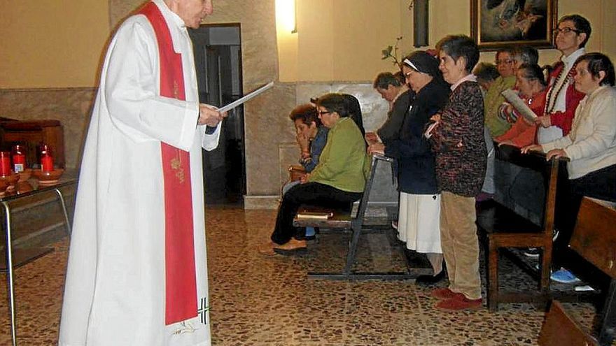 El padre Ángel, oficiando misa en Ibarra (Orozko). | FOTO: I.G.U.