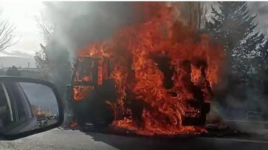 Incendio de una barredora en Pamplona
