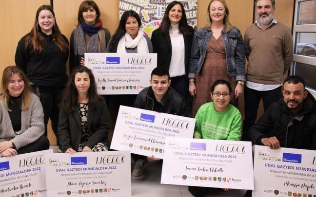 La juventud emprendedora, junto a responsables municipales de la comarca. La juventud emprendedora, junto a responsables municipales de la comarca.
