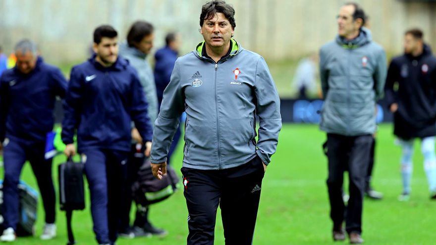 Alejandro Menéndez, durante un partido dirigiendo al Celta B.