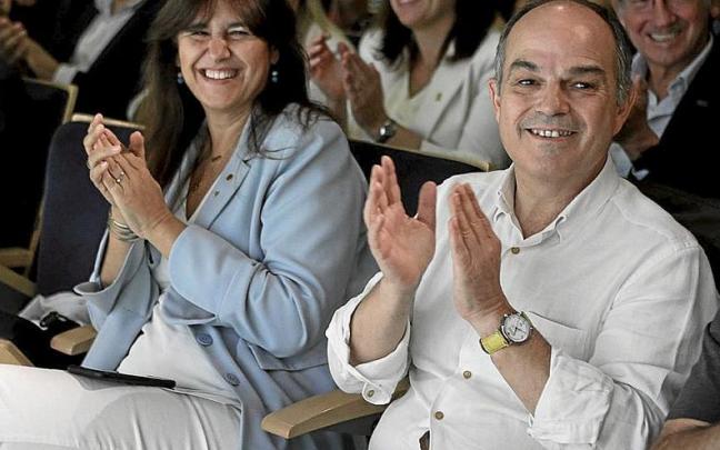 Laura Borr&agrave;s y Jordi Turull, codo con codo en el Consell Nacional que JxCat celebr&oacute; ayer en Vic. | FOTO: EFE