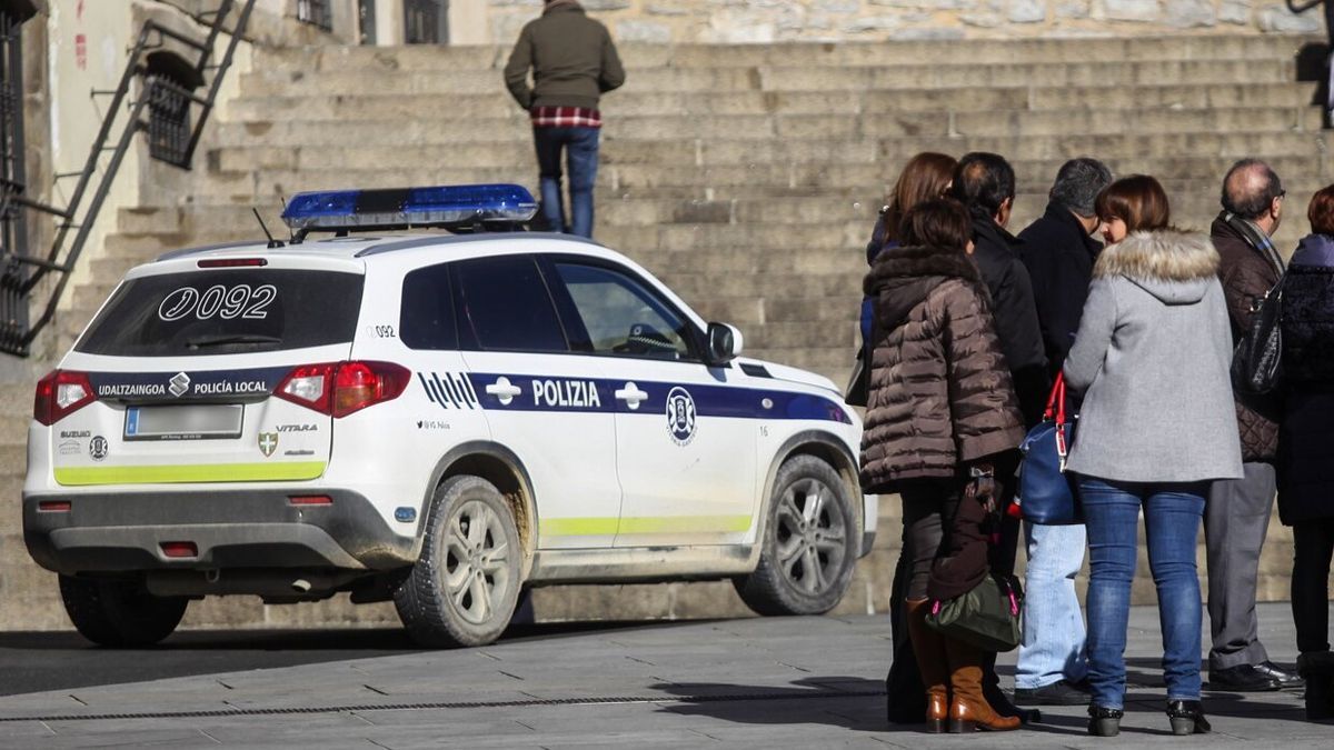 Un vehículo policial pasa por la plaza de la Virgen Blanca.