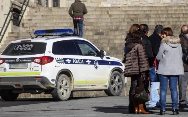 Un veh&iacute;culo policial pasa por la plaza de la Virgen Blanca.
