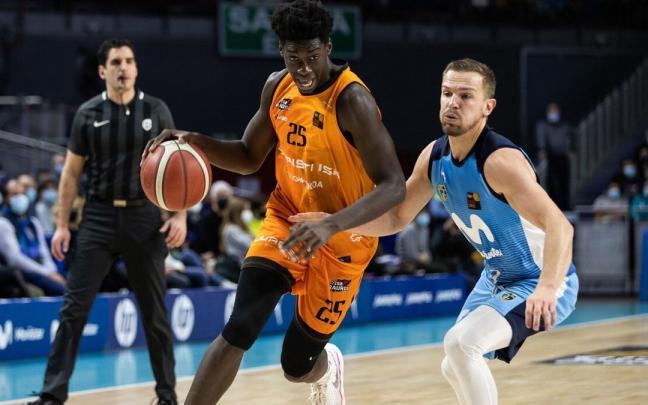 Cissoko bota el balón durante un partido con el Juaristi, donde ha militado esta temporada en calidad de cedido