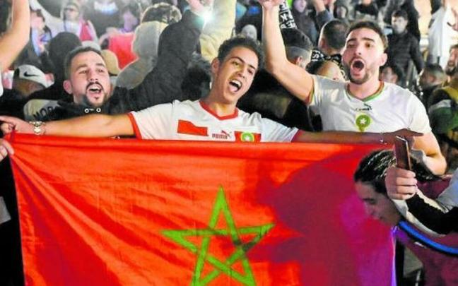 Diferentes calles y plazas se llenaron de los colores marroqu&iacute;es anoche en Euskadi, como en estas im&aacute;genes en Bilbao.