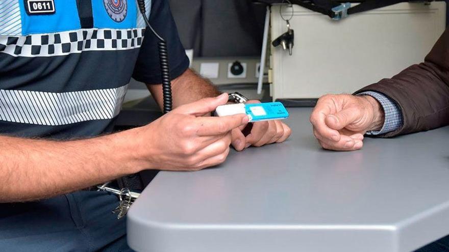 Un agente de la Policía Municipal con un test de drogas.