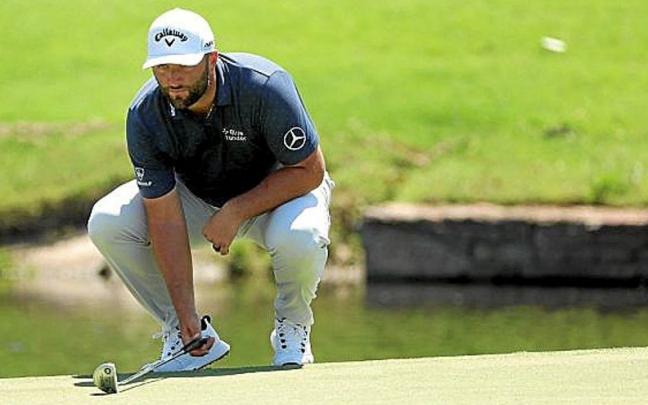 Jon Rahm estudia la caída de uno de los greenes ayer en el TPC Southwind. | FOTO: AFP Jon Rahm estudia la caída de uno de los greenes ayer en el TPC Southwind. | FOTO: AFP