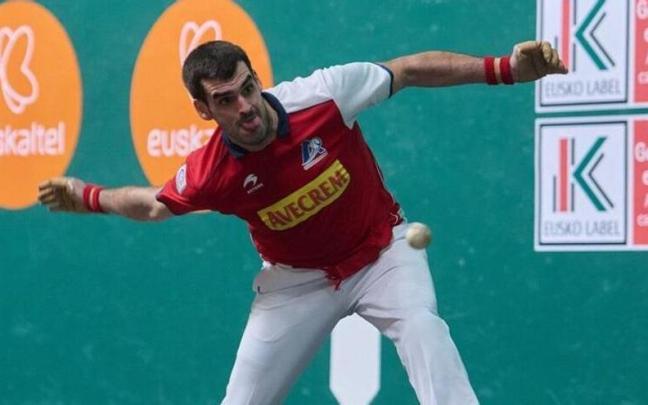 Joseba Ezkurdia golpea con la derecha. Joseba Ezkurdia golpea con la derecha.