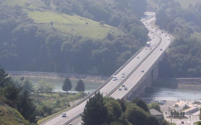 Vista de la AP-8 a su paso por Orio