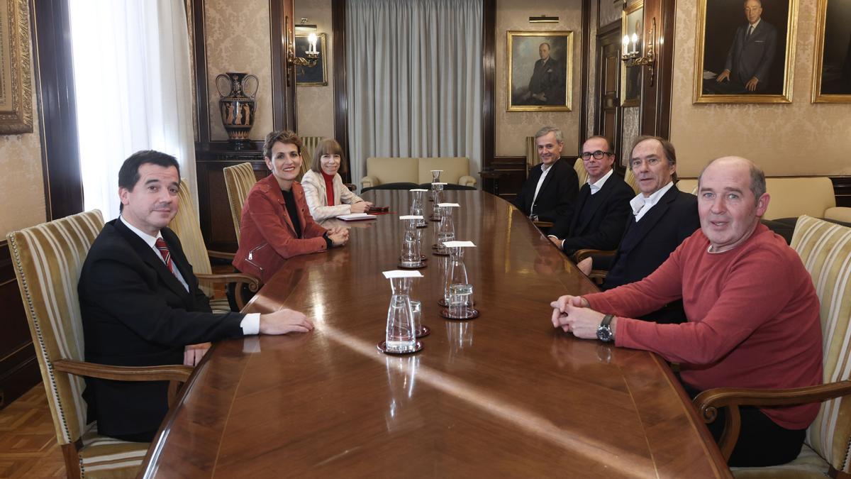 (Izda-dcha) El consejero de Desarrollo Económico y Empresarial, Mikel Irujo; la presidenta de Navarra, María Chivite; la directora del gabinete de la presidenta, Alicia Erdociain; el director de Operaciones y Finanzas de Flamasats, Jorge Muñoz; el CEO de Flamasats, Pere Puig; el presidente del Grupo Flamasats, Xavier Puig y, el alcalde de Aoiz, Ángel Martín.