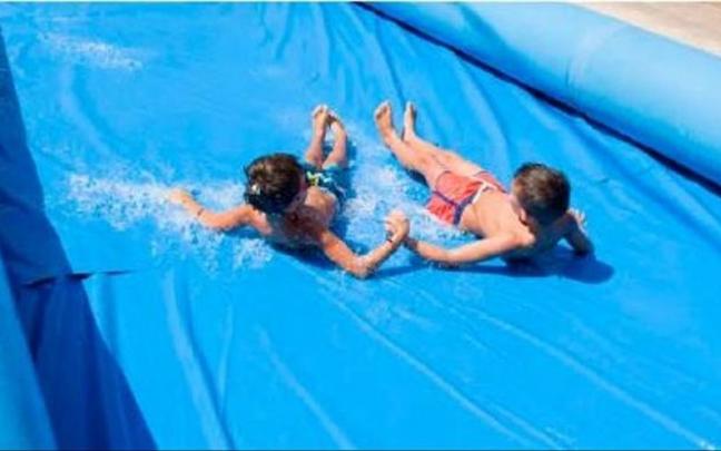 Hoy ser&aacute; el &uacute;ltimo d&iacute;a para disfrutar del tobog&aacute;n acu&aacute;tico urbano instalado en la terraza Zurriola del Kursaal.