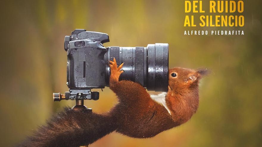 El 'selfie' de esta ardilla curiosa protagoniza la portada del libro.