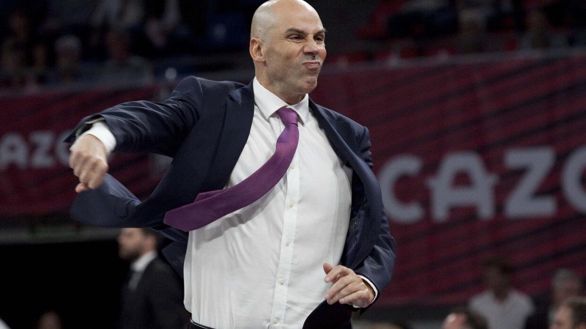 Joan Peñarroya muestra su enfado con sus jugadores durante un momento de un partido