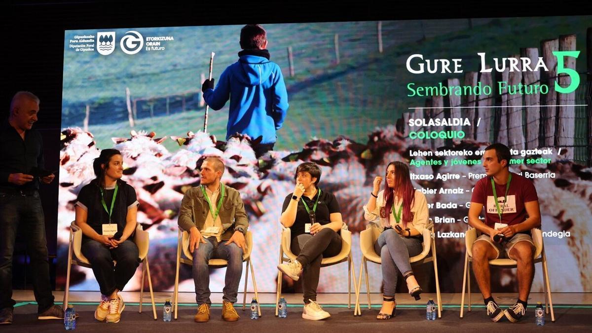 Encuentro con cinco jóvenes que se dedican al primer sector, en el congreso Gure Lurra de Donostia.