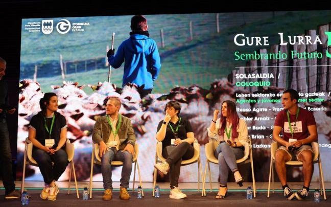Encuentro con cinco j&oacute;venes que se dedican al primer sector, en el congreso Gure Lurra de Donostia.
