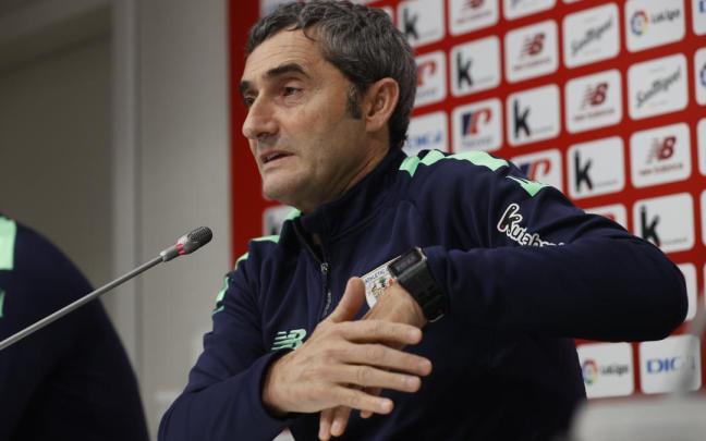 El entrenador del Athletic de Bilbao, Ernesto Valverde, en la rueda de prensa previa el partido del miércoles ante el Espanyol en San Mamés. El entrenador del Athletic de Bilbao, Ernesto Valverde, en la rueda de prensa previa el partido del miércoles ante el Espanyol en San Mamés.