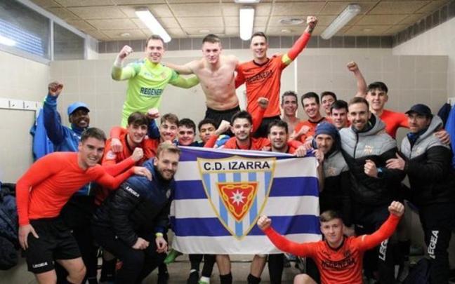El Izarra festeja el triunfo al término del partido en Beasain El Izarra festeja el triunfo al término del partido en Beasain