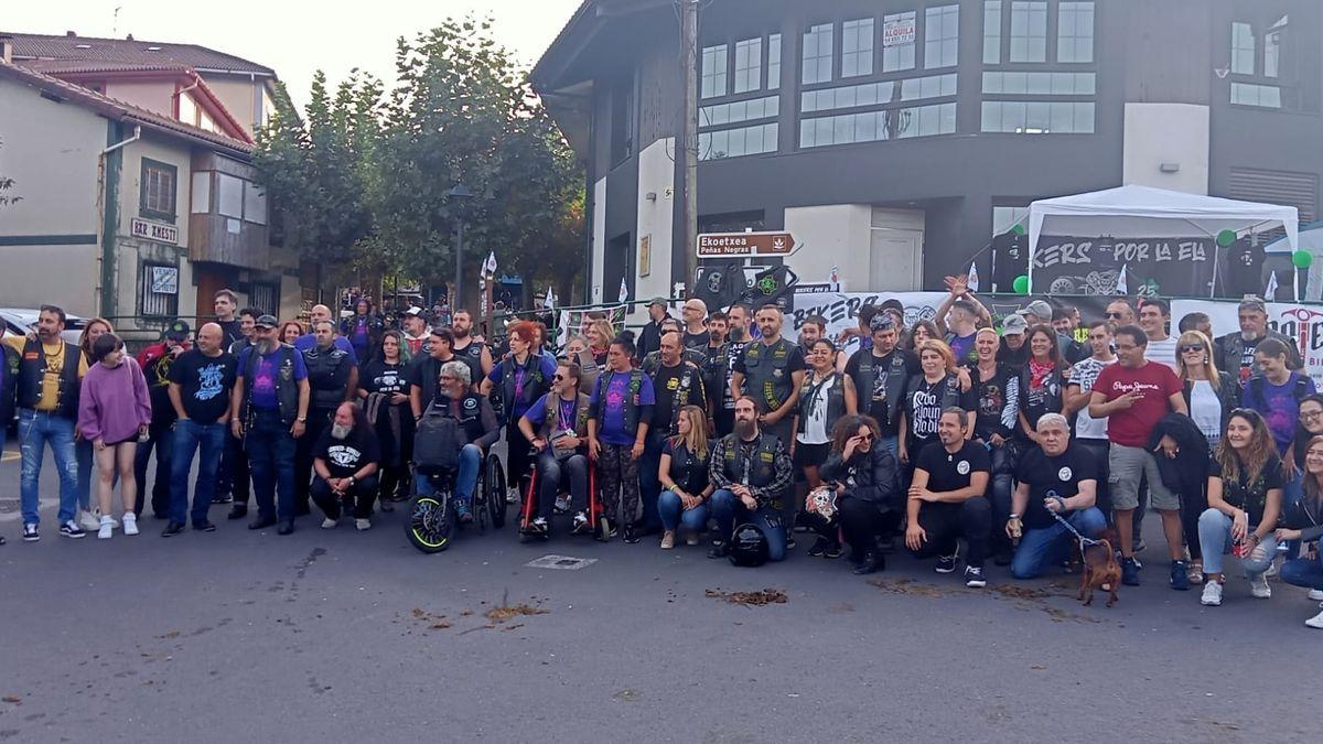 Foto de familia de la Peña de Los Rebotaos de Trapagaran en la que posaron representantes de varias asociaciones de ELA.