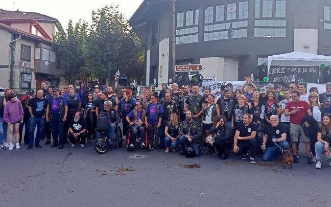 Foto de familia de la Peña de Los Rebotaos de Trapagaran en la que posaron representantes de varias asociaciones de ELA. Foto de familia de la Peña de Los Rebotaos de Trapagaran en la que posaron representantes de varias asociaciones de ELA.