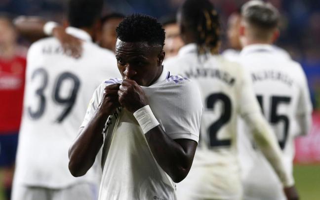 Vinicius se besa el escudo tras marcar un gol que fue anulado.