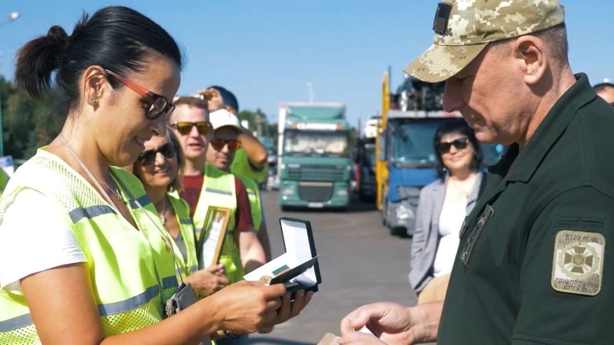 Leticia San Martín Rodríguez recogiendo la medalla en un acto celebrado en la frontera del país a nuestra llegada.