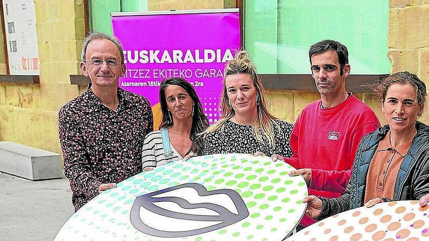 Parte de la organización del Euskaraldia, junto con impulsores y personas del ámbito deportivo y cultural vasco, en la comparecencia de ayer, en el Museo San Telmo.