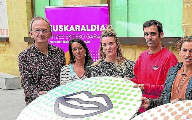 Parte de la organización del Euskaraldia, junto con impulsores y personas del ámbito deportivo y cultural vasco, en la comparecencia de ayer, en el Museo San Telmo. Parte de la organización del Euskaraldia, junto con impulsores y personas del ámbito deportivo y cultural vasco, en la comparecencia de ayer, en el Museo San Telmo.