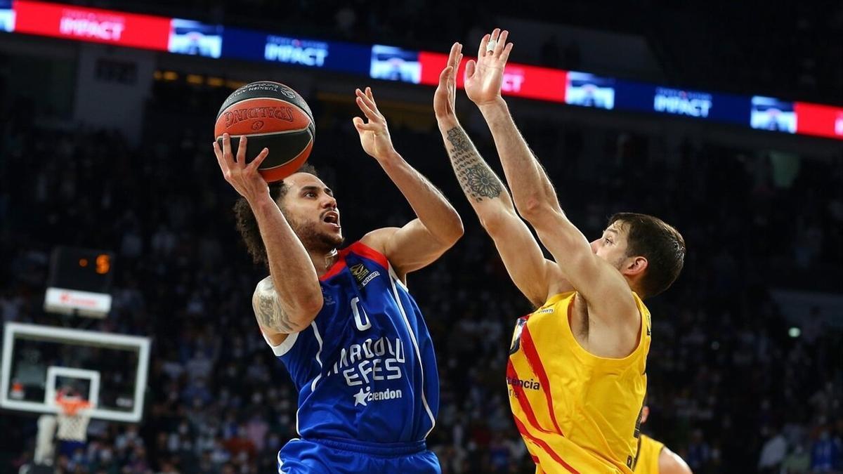 Larkin lanza a canasta, durante un duelo de Euroliga frente al Barça