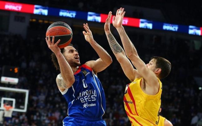 Larkin lanza a canasta, durante un duelo de Euroliga frente al Barça Larkin lanza a canasta, durante un duelo de Euroliga frente al Barça