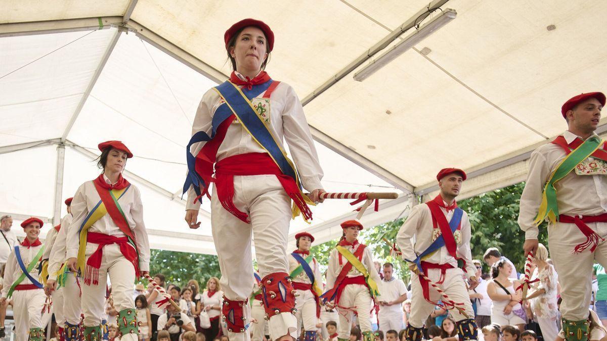 Los grupos de danzas Hulargi y Txori Zuri actuaron ayer tras el Baile de los Mayordomos y Mayordomas en el pueblo viejo de Berriozar