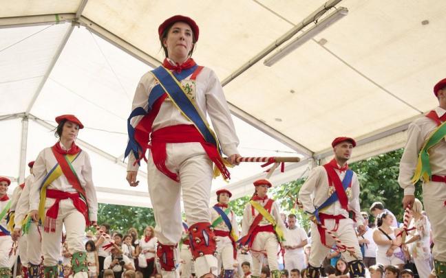 Los grupos de danzas Hulargi y Txori Zuri actuaron ayer tras el Baile de los Mayordomos y Mayordomas en el pueblo viejo de Berriozar Los grupos de danzas Hulargi y Txori Zuri actuaron ayer tras el Baile de los Mayordomos y Mayordomas en el pueblo viejo de Berriozar