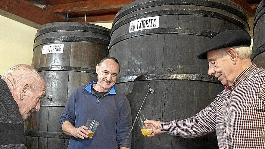 Juan Mari Lopez, abriendo el primer txotx de la temporada en Navarra.