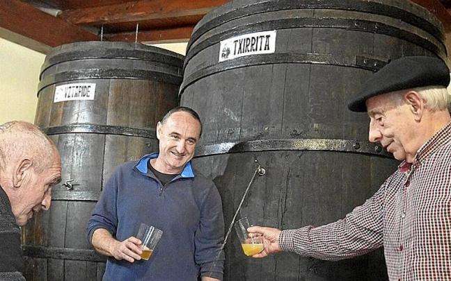 Juan Mari Lopez, abriendo el primer txotx de la temporada en Navarra. Juan Mari Lopez, abriendo el primer txotx de la temporada en Navarra.