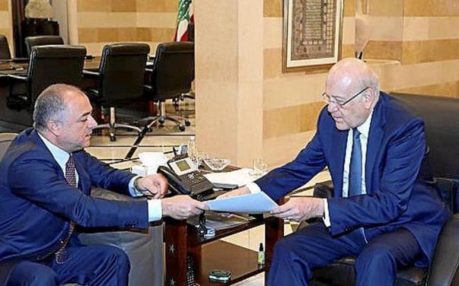 El primer ministro libanés, Najib Mikati, recibe el texto del acuerdo final de manos del negociador Elias Bou Saab.
Foto Efe