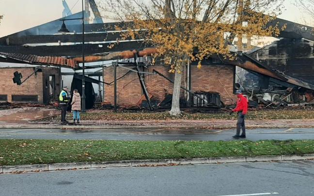 Vista del Centro Comercial Gorraiz calcinado por el fuego.