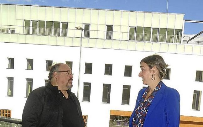 Ubarretxena y el edil Victoriano Fuentes, ayer, junto a musika etxea.