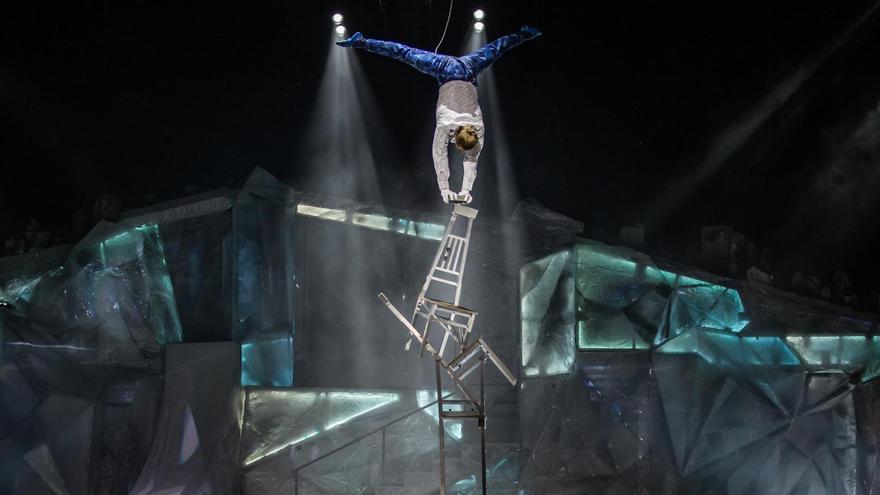 Coreografía grupal con equilibrio de sillas.
