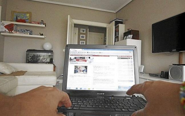 Un empleado trabaja desde su casa. | FOTO: P. VIÑAS Un empleado trabaja desde su casa. | FOTO: P. VIÑAS