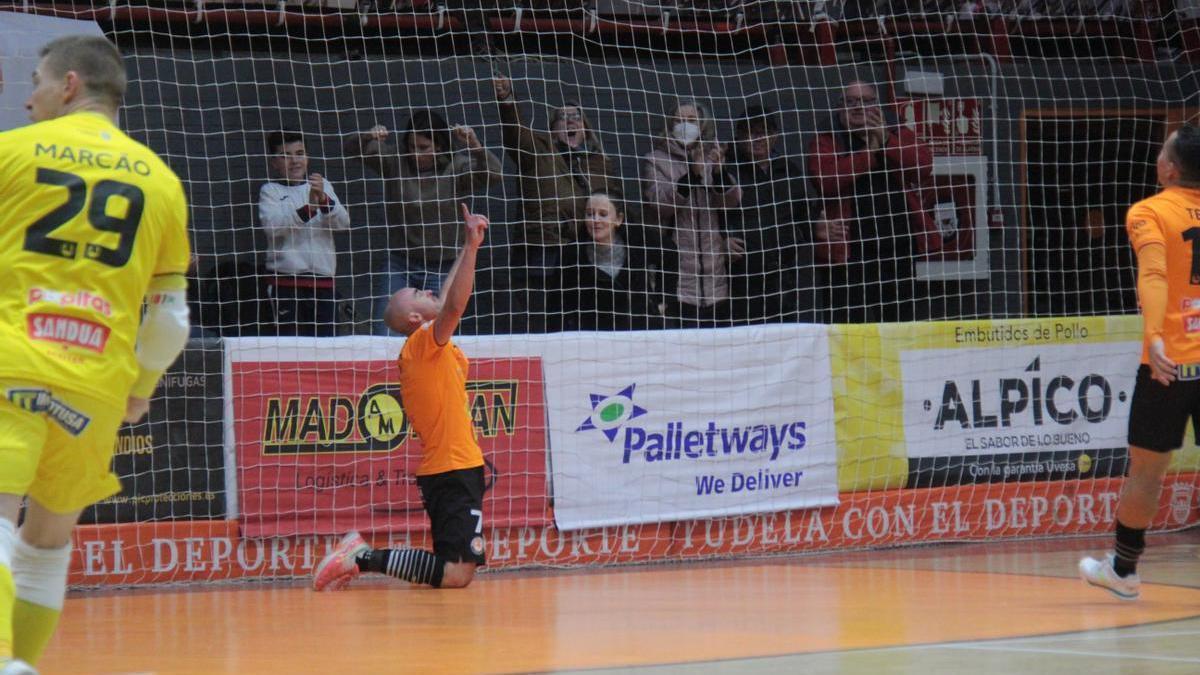 Pintinho celebra un gol ante Córdoba.